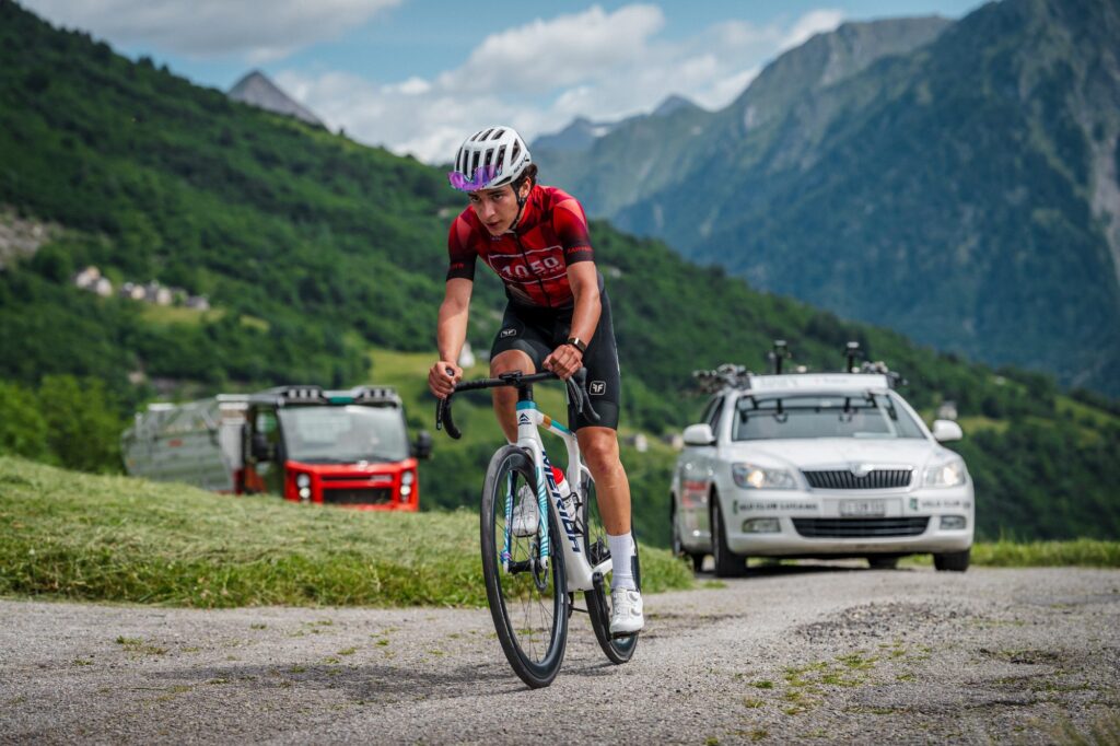 Blenio Gold Race 2026, ciclista in salita con ammiraglia
